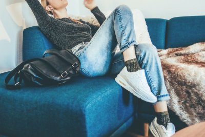 Genoeg zitplaats in de woonkamer dankzij goede sofa en barkrukken